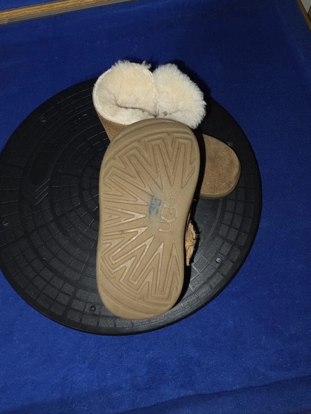 UGG Kids Keelan Chestnut Shearling Water Resistant Boots, Sz. 04/05-US, 20.5-EU